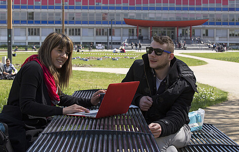 Die Tische und Bänke sind auf dem ganzen Campus verteilt und bieten die Möglichkeit, zu arbeiten, zu picknicken oder im Grünen zu entspannen.
