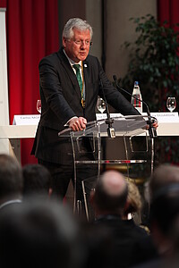 Während der Feier bekam Hans-Jochen Schiewer, Rektor der Universität Freiburg und Präsident von Eucor, die Ehrendoktorwürde der Université de Strasbourg verliehen.