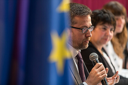 Der EU-Kommissar Carlos Moedas betont die Wichtigkeit gemeinsamer Projekte in schweren Zeiten für Europa.
