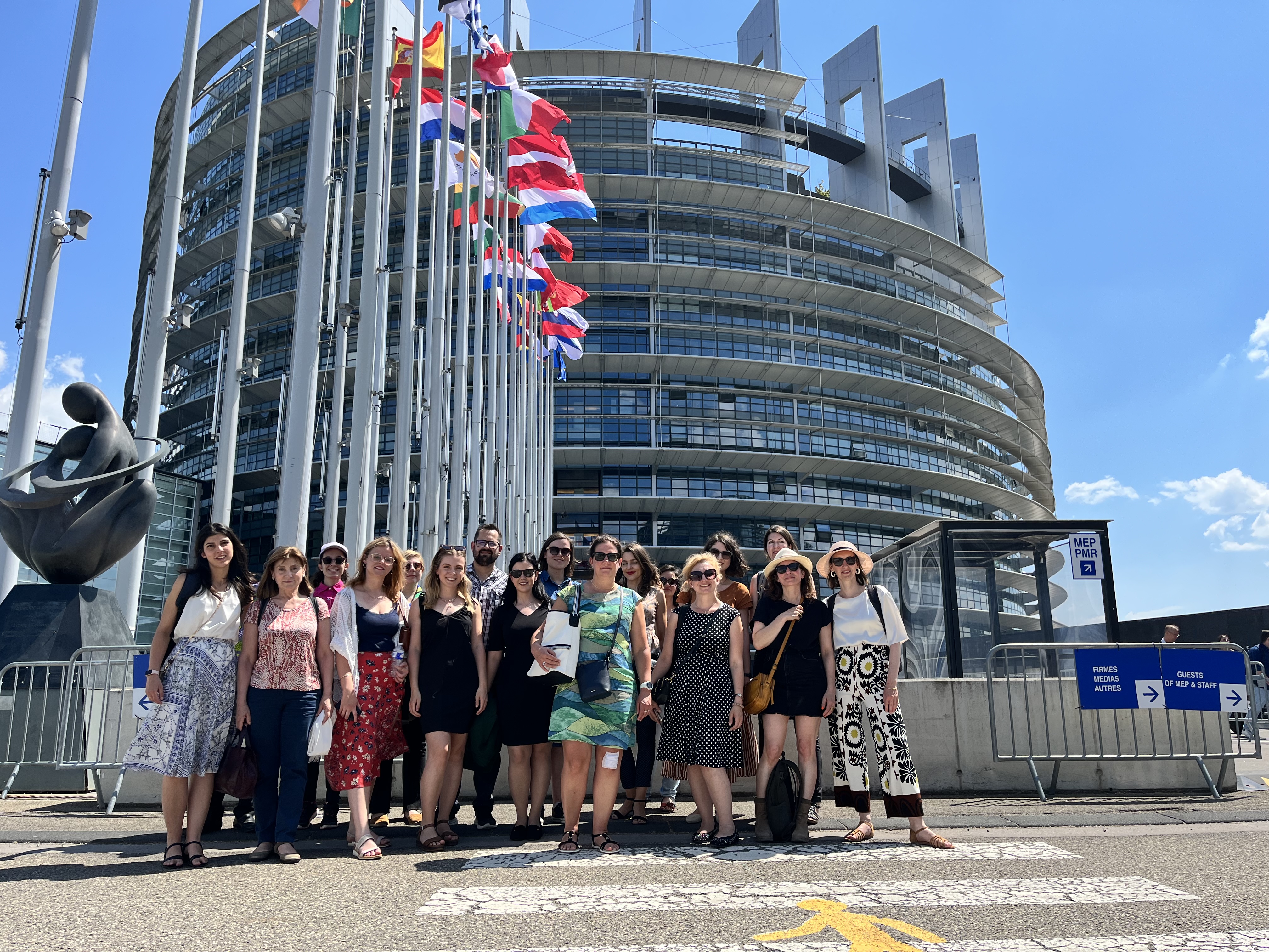 Les participants au programme intensif hybride Anime de 2023 devant le Parlement européen de Strasbourg