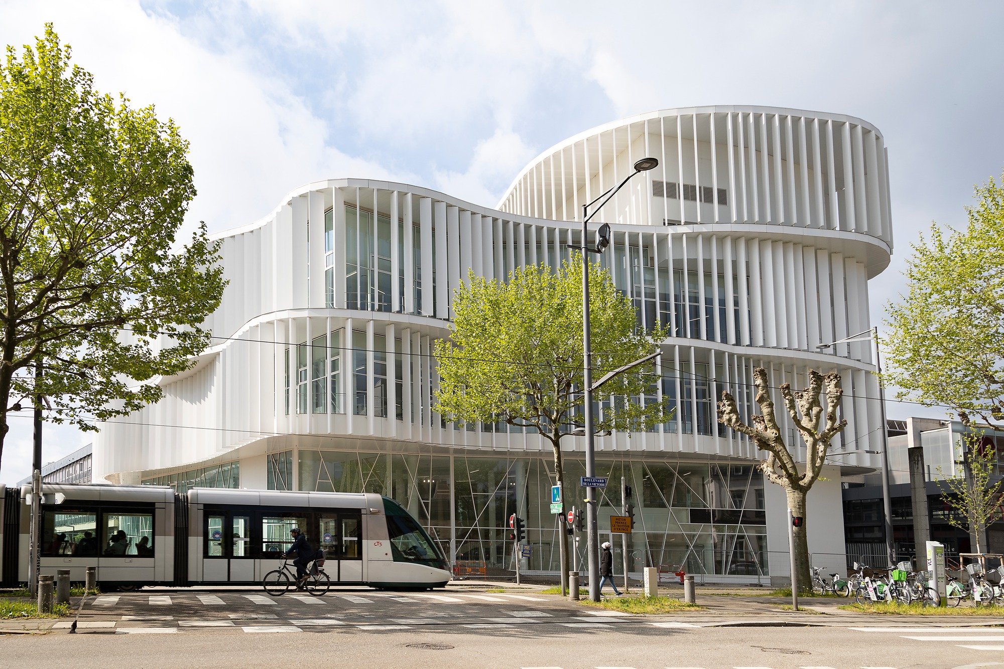 Vue du bâtiment du studium depuis la rue